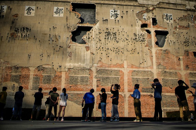 Residents line up for COVID-19 tests outside the Sihang Warehouse War Memorial Hall in Shanghai, June 7, 2022. Credit: Reuter