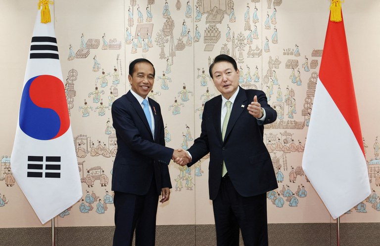 Indonesian President Joko Widodo (left) shakes hands with South Korean President Yoon Suk-yeol at the Presidential Office in Seoul, July 28, 2022. Credit: Yonhap via Reuters