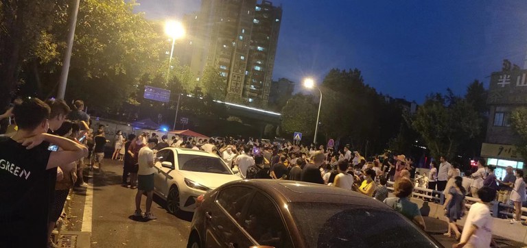 Residents take to the streets demanding that authorities lift a lockdown in Chongqing, Aug. 27, 2022. Credit: Citizen journalist