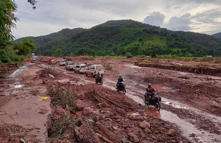 Motorists traverse a road inundated by flooding in Oudomxay province. Credit: Radio and Television of Oudomxay province
