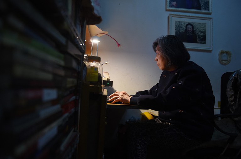Veteran Chinese journalist Gao Yu works at her desk in her home in Beijing on March 31, 2016. (Greg Baker/AFP)