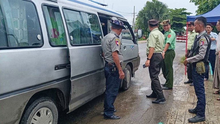 Myanmar junta authorities conduct inspections at the Dedaye bridge checkpoint in Pyapon district, Ayeyarwady region. (We Love Dedaye)